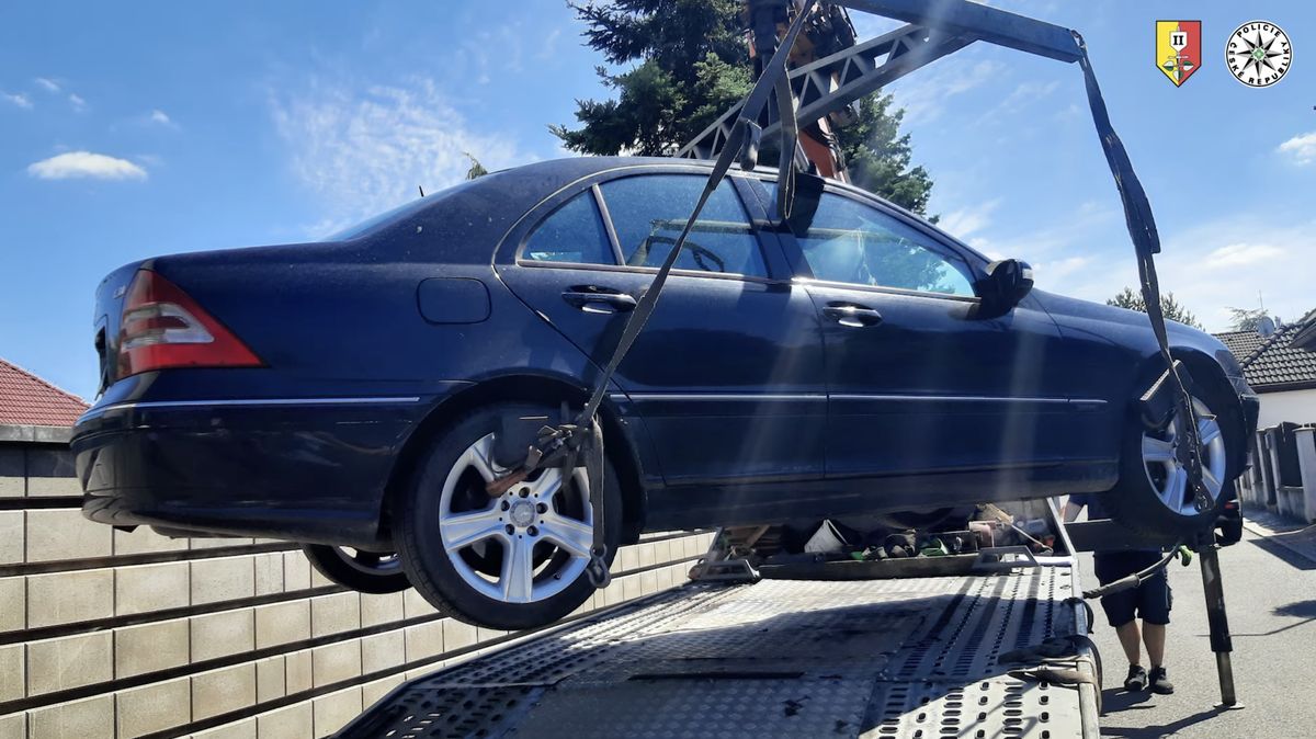 Že vám policie nezabaví auto? Tento mladík si to myslel, o mercedes ale přišel